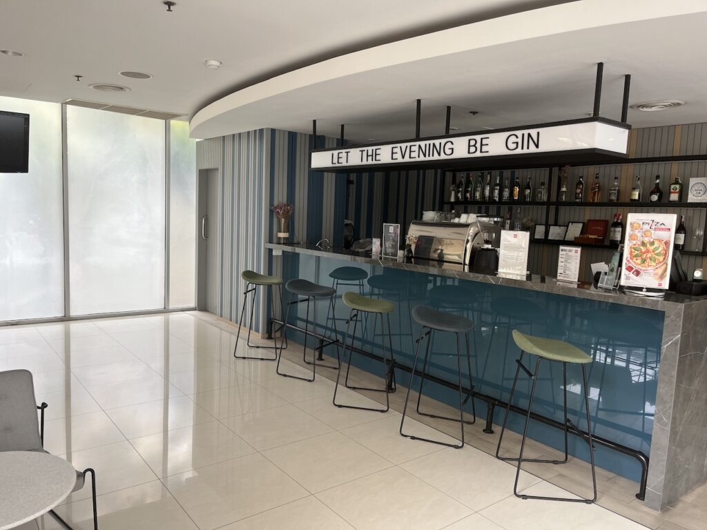 ibis sathorn lobby bar