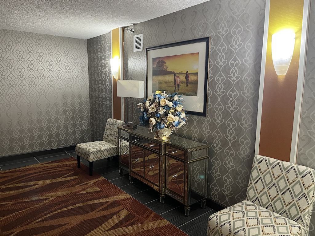holiday inn hurstbourne elevator lobby