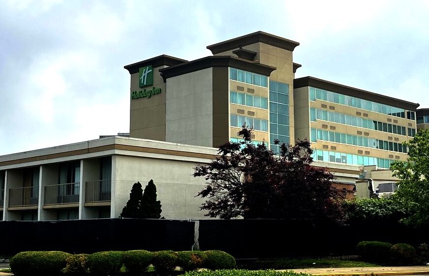 holiday inn hurstbourne exterior